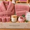 Cofanetto Relax Spa in Rosa(2) Box Relax: cofanetto completo con biancheria da bagno rosa e accessori benessere